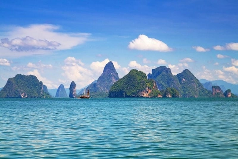 Âm thanh dịu êm từ sóng biển Hạ Long làm dịu lòng người