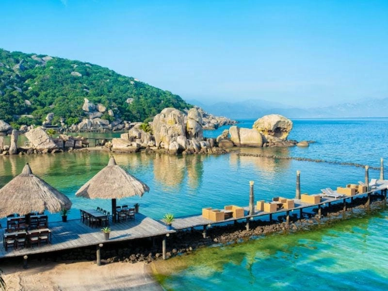 Ảnh biển Cam Ranh mùa hè xanh ngát sóng vỗ dịu êm
