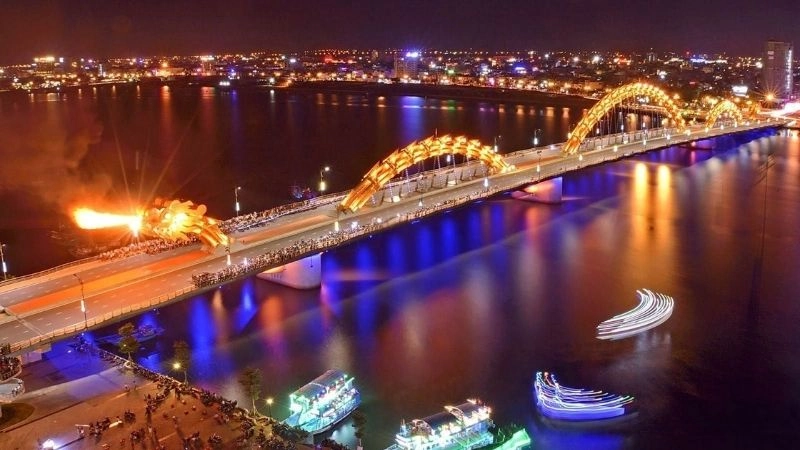 Ánh đèn Cầu Rồng lấp lánh soi sáng dòng sông