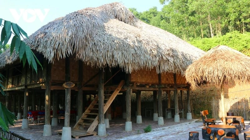Ánh sáng lung linh tạo nên vẻ huyền ảo cho nhà sàn về đêm ở Bắc Kạn