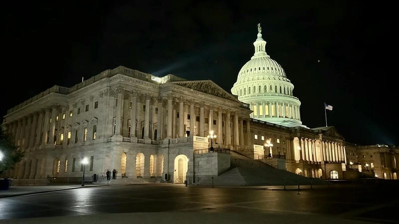 Ánh sáng rực rỡ phủ kín Điện Capitol về đêm