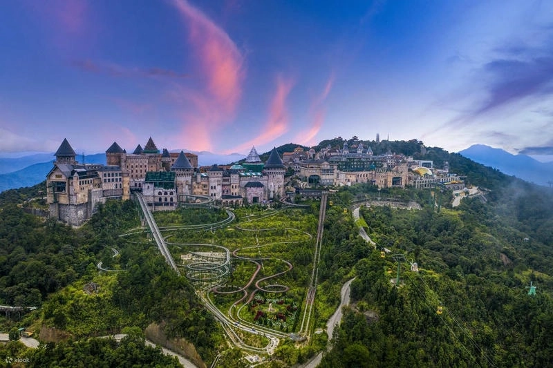 Bà Nà Hills Đà Nẵng lung linh trong sương mù