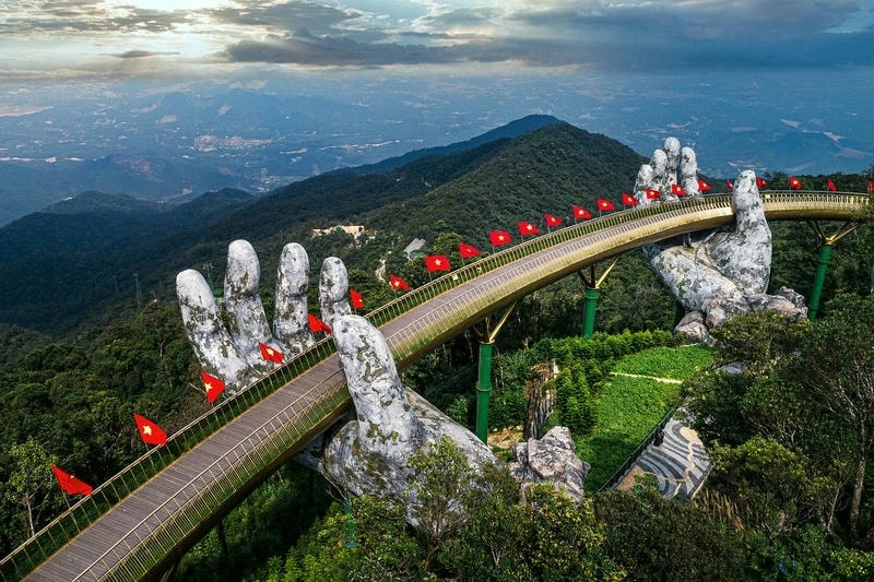 Bà Nà Hills Đà Nẵng rực rỡ sắc hoa tươi thắm