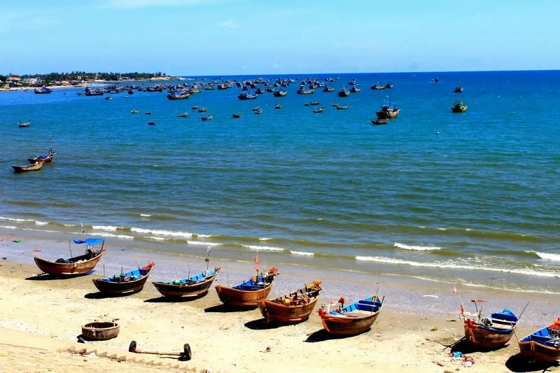Bãi biển Mũi Né thu hút du khách với cát vàng
