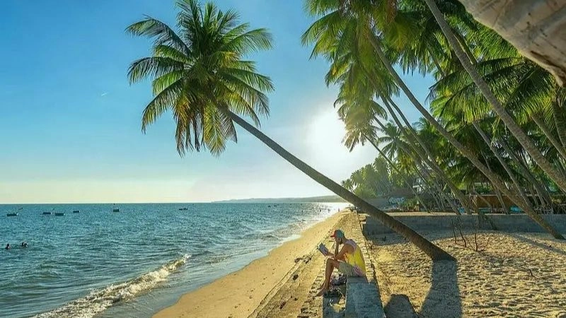 Bãi biển Mũi Né trải dài với cát trắng mịn
