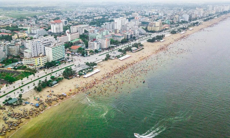 Bãi biển Sầm Sơn Thanh Hóa rực rỡ ánh hoàng hôn bên sóng vỗ dịu dàng