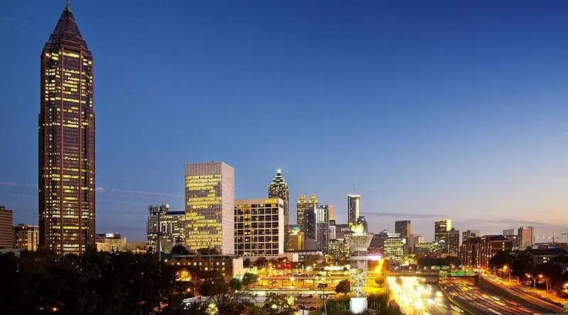 Bank of America Plaza hình ảnh nổi bật với đỉnh nhọn cao vút