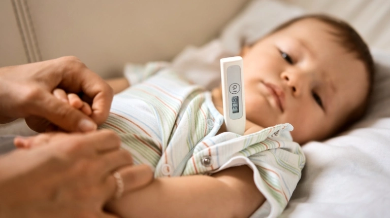 Bé Bị Sốt Đầu Nóng Chân Tay Lạnh: Nguyên Nhân và Cách Hạ Sốt An Toàn