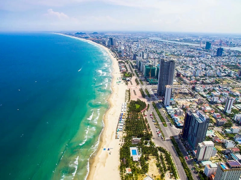 Biển Đà Nẵng thu hút du khách với cát trắng mịn