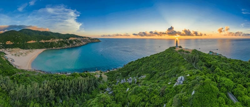 Biển Phú Yên trong xanh tại Vịnh Xuân Đài thơ mộng