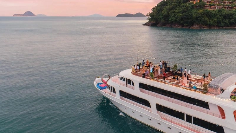 Biển xanh Phuket vẫy gọi du khách mùa hè