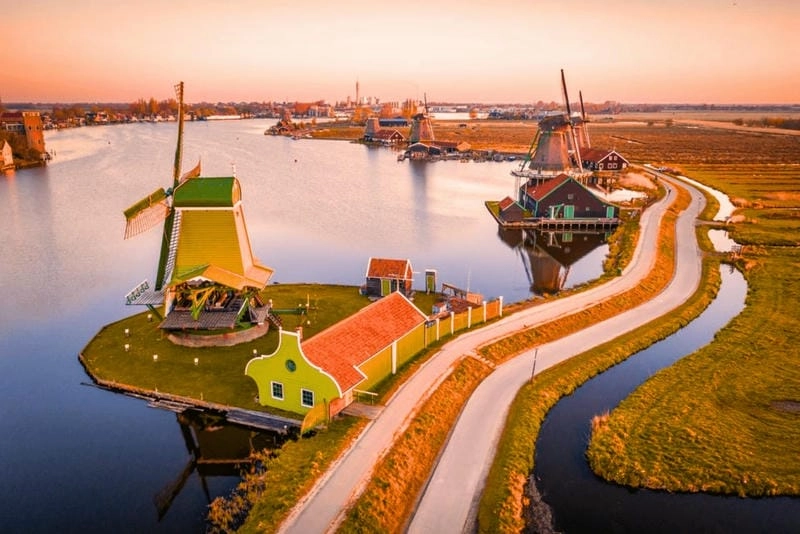 Bình minh lá đỏ Amsterdam đẹp nao lòng