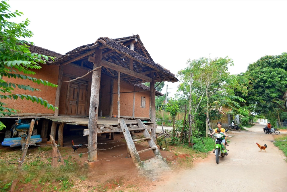 Bình minh nhà sàn Ba Na Đà Lạt rực rỡ trong làn sương mai