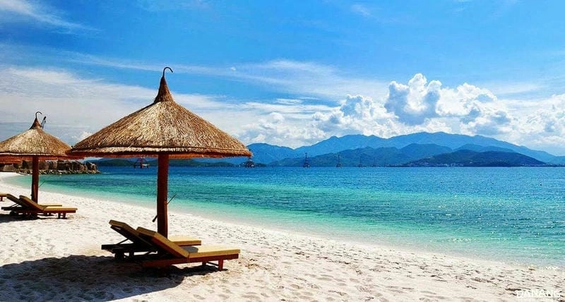 Bước chân trần trên cát trắng mùa hè rực nắng