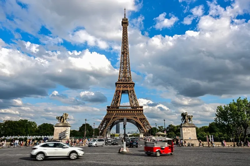 Buổi sáng lãng mạn ở tháp Eiffel đầy bình yên