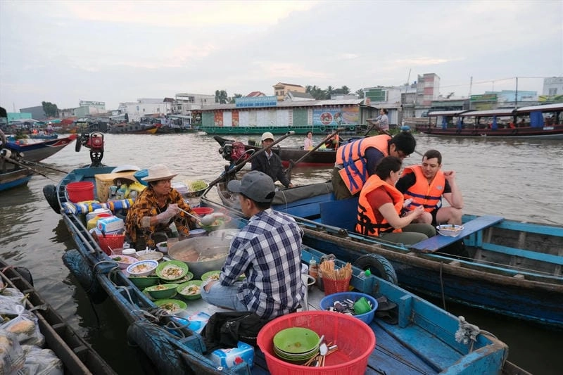 Buôn bán nhộn nhịp tại Chợ nổi Cái Răng ảnh Cần Thơ