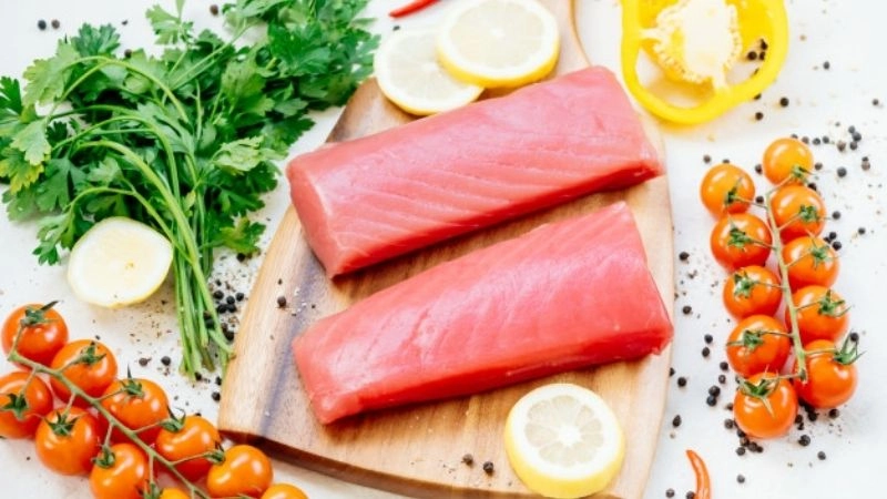 Các loại cá béo như cá hồi, cá ngừ là nguồn cung cấp omega-3 dồi dào