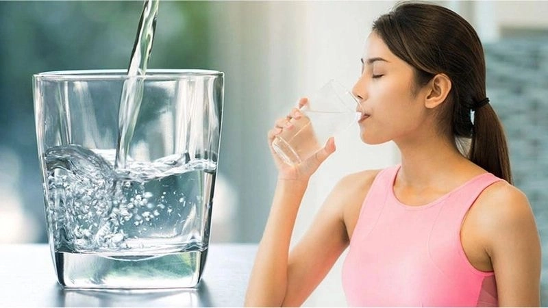 cách hỗ trợ chữa đau nửa đầu tại nhà đơn giản mà bạn có thể thử chính là uống nước