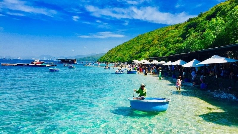 Cảnh biển Nha Trang sóng vỗ nhẹ nhàng thơ mộng