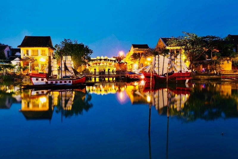 Cảnh đêm Hội An lung linh ánh đèn lồng