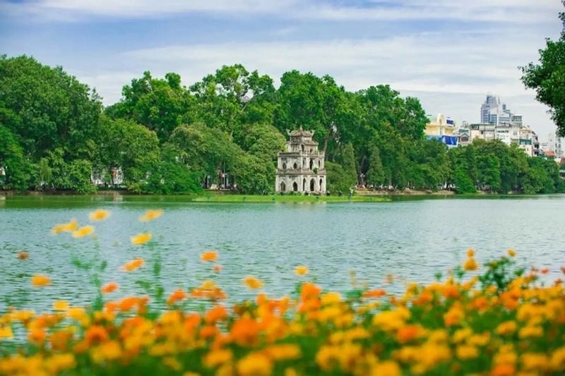 Cảnh Hồ Hoàn Kiếm yên bình giữa lòng thủ đô