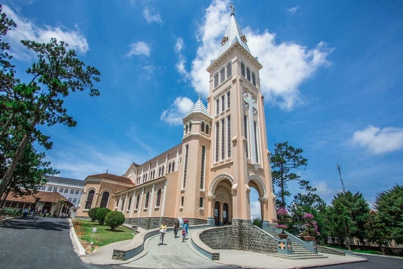 Cảnh Nhà thờ Con Gà Đà Lạt trong ánh bình minh