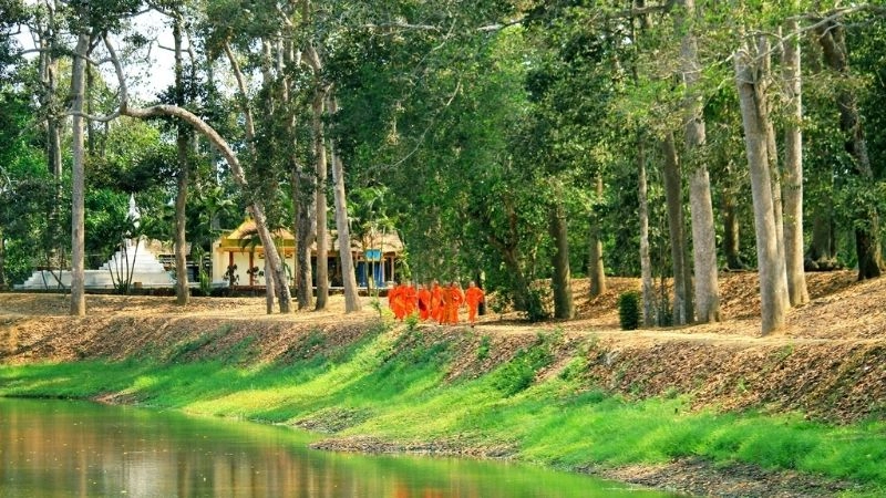 Cảnh quan Ao Bà Om xanh mát giữa lòng thành phố