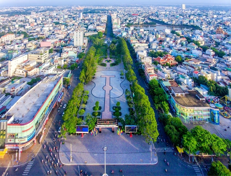 Cảnh quan Cần Thơ với sông nước và đồng lúa xanh
