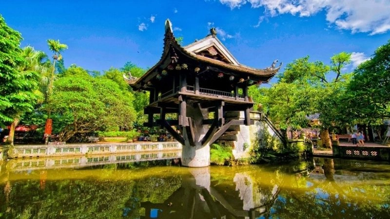  Cảnh quan Chùa Một Cột bao quanh bởi hồ sen