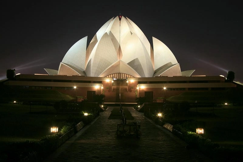 Cảnh quan Lotus Temple hòa quyện thiên nhiên và kiến trúc