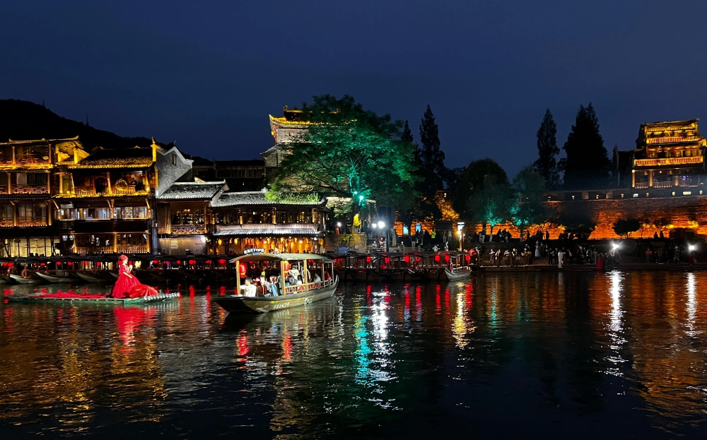 Cảnh quan Phượng Hoàng làm say lòng du khách