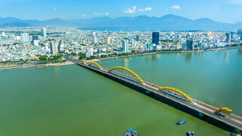 Cảnh thành phố Đà Nẵng với cầu Rồng nổi bật