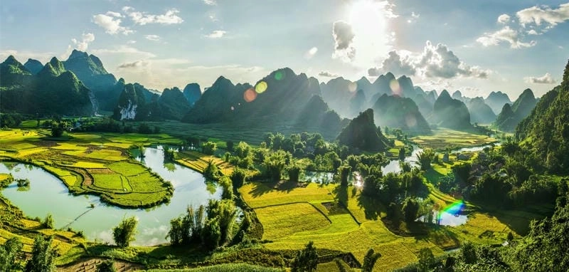 Cao bằng có địa hình hiểm trở với những dãy núi đá vôi trùng điệp