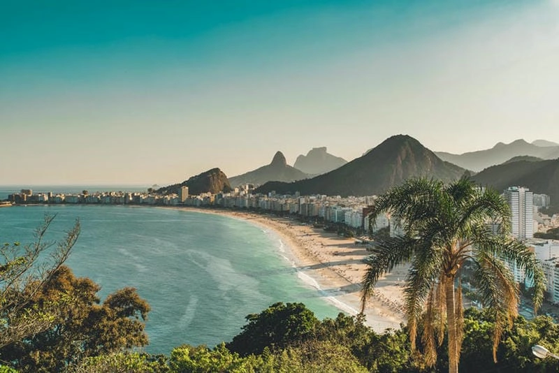 Cát trắng mùa hè ở Copacabana trải dài bất tận
