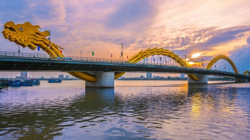 Cầu Rồng Đà Nẵng phun lửa rực rỡ về đêm