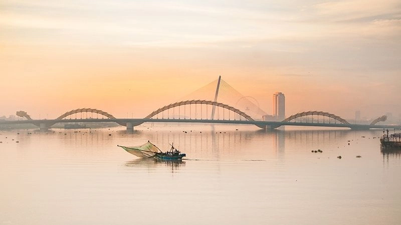 Cầu Rồng từ xa trông như rồng bay giữa đất trời