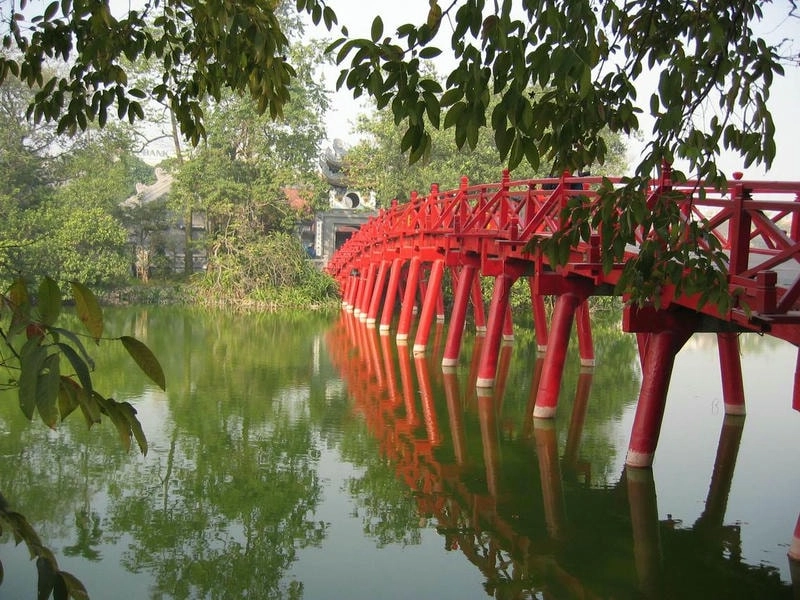 Cầu Thê Húc Hà Nội trong ánh hoàng hôn dịu dàng