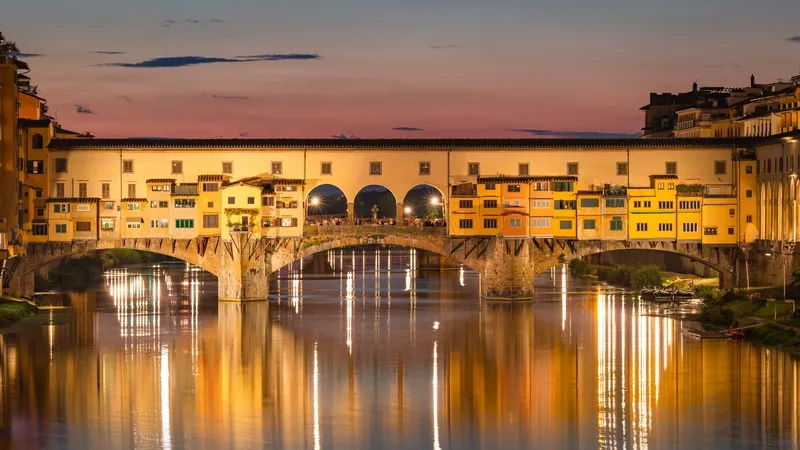 Cầu Vecchio là biểu tượng độc đáo của Florence