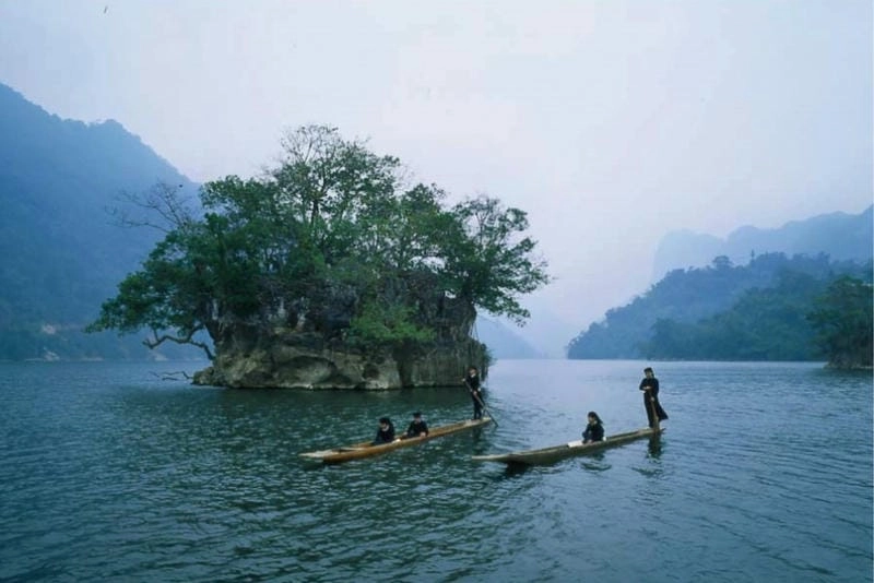 Chạm vào mây trôi mùa đông giữa không gian lặng yên