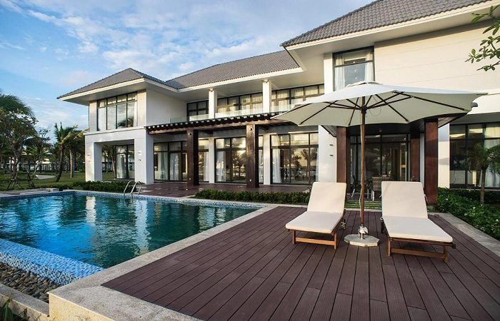 Check in ban công villa biển ngắm toàn cảnh sóng vỗ