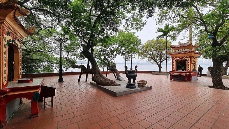 Chiêm bái Phủ Tây Hồ giữa sắc trời thu dịu dàng