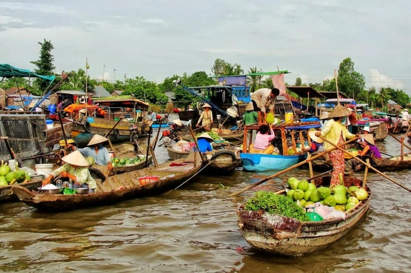 Chợ nổi Cái Bè Tiền Giang tấp nập trên sông