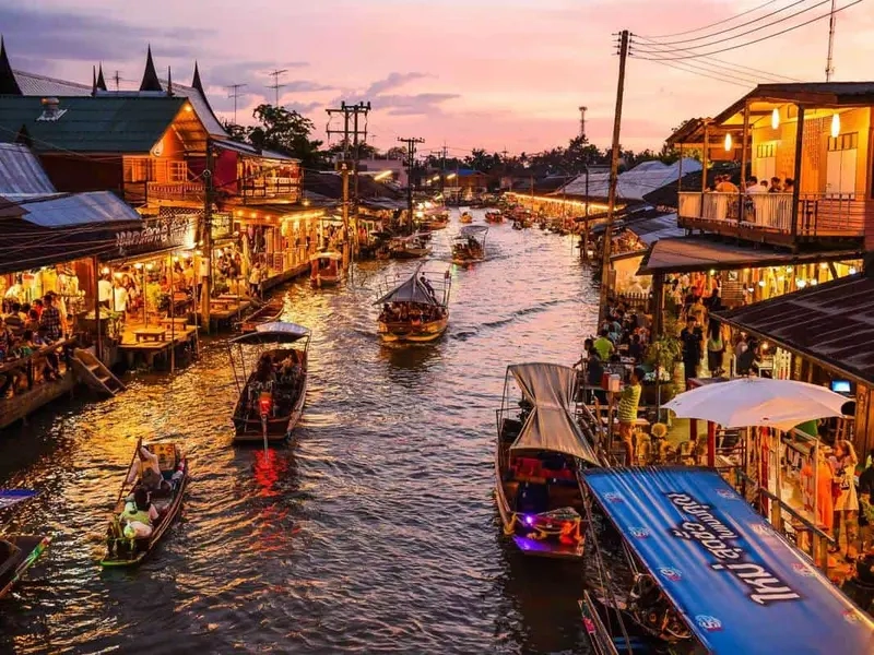 Chợ nổi Damnoen Saduak thu hút hàng ngàn du khách