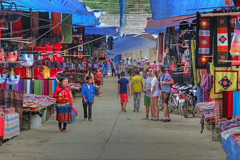 Chợ Sapa nhộn nhịp với các món ăn địa phương