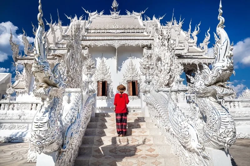 Chùa Trắng hiện lên như một giấc mơ tinh khôi