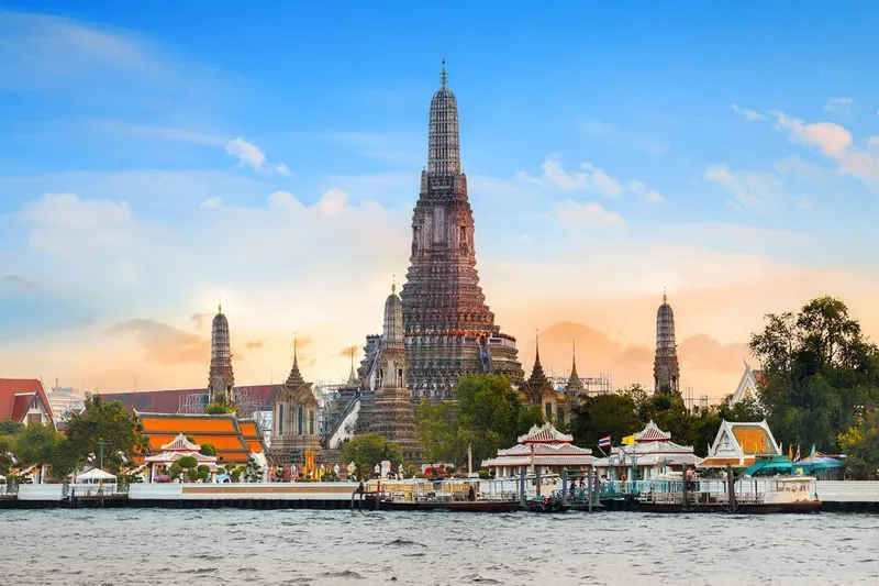 Chùa Wat Arun lung linh trong ánh nắng ban mai