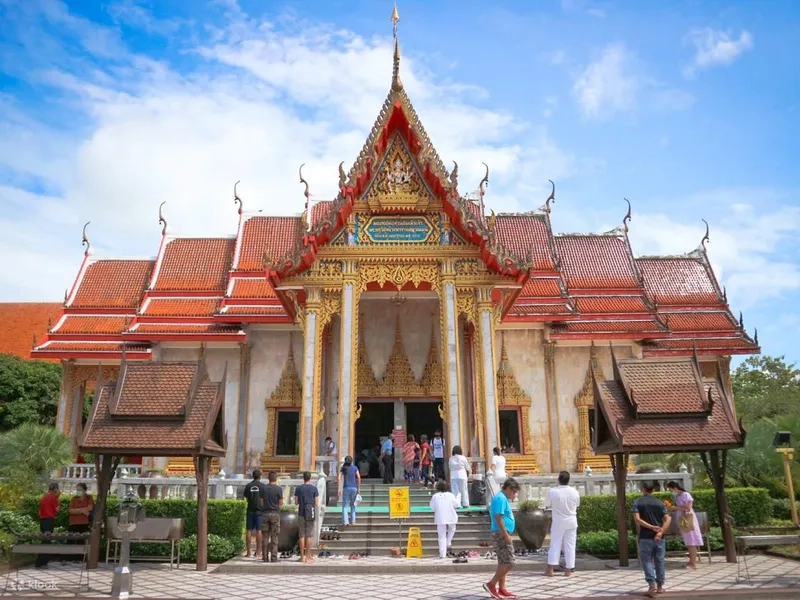 Chùa Wat Chalong thu hút du khách gần xa