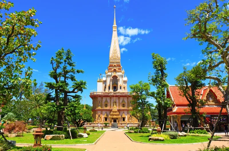 Chùa Wat Chalong với mái ngói đỏ nổi bật