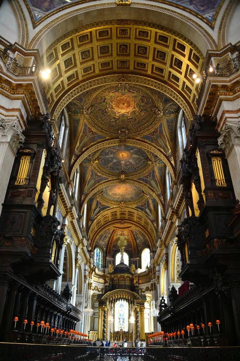 Chụp ảnh lưu niệm bên ngoài Nhà thờ St Paul London tuyệt đẹp