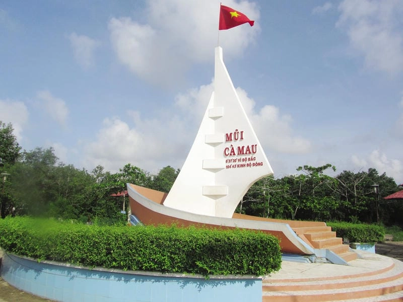 Cột mốc Mũi Cà Mau nổi bật giữa biển trời